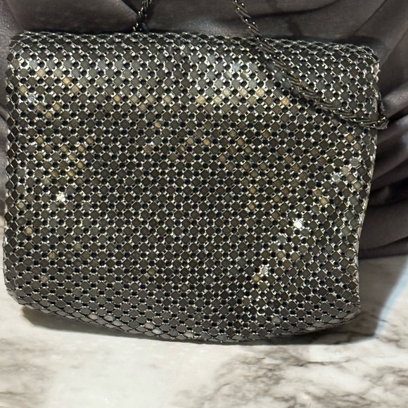 vintage-style black mesh evening bag with a metallic chain strap. - Picture 6 of 8